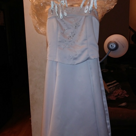 Gown - Picture 3 of 4